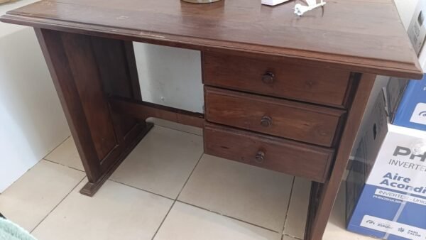 Escritorio de algarrobo